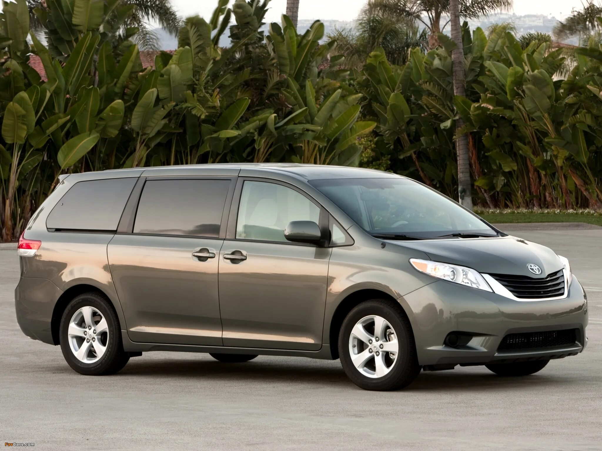 Тойота Сиенна 2014. Toyota Sienna 2010. Тойота Sienna 2014. Семиместная Тойота Сиенна.