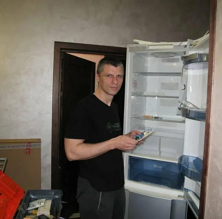 Мастер холодильников. Чинит холодильник. Мастер по ремонту холодильников. Ремонт холодильников частный мастер. Частный мастер по ремонту.
