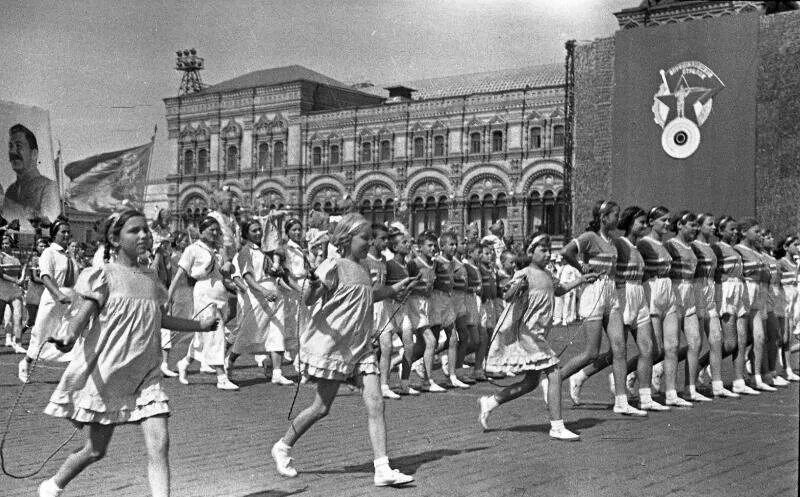 В начале 1928 года. Парад физкультурников СССР. Парад физкультурников в 1936 г.. Парад физкультурников СССР на красной площади. Парады физкультурников 30-х годов в СССР.