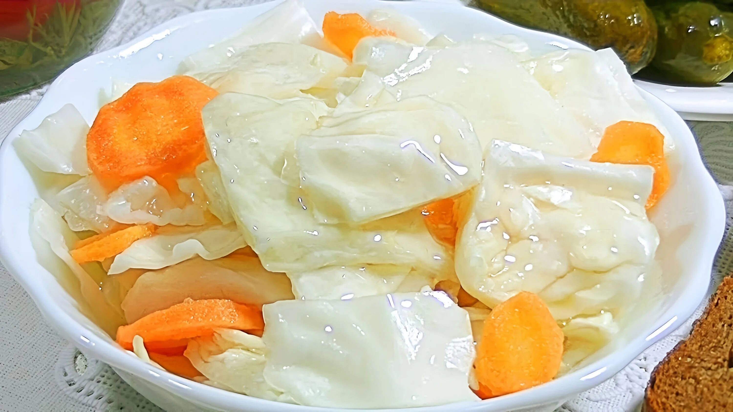 Капуста по корейски. Капуста пластовая квашеная. Квашеная капуста крупно порезанная. Капуста соленая кусочками. Капуста крупными кусками.