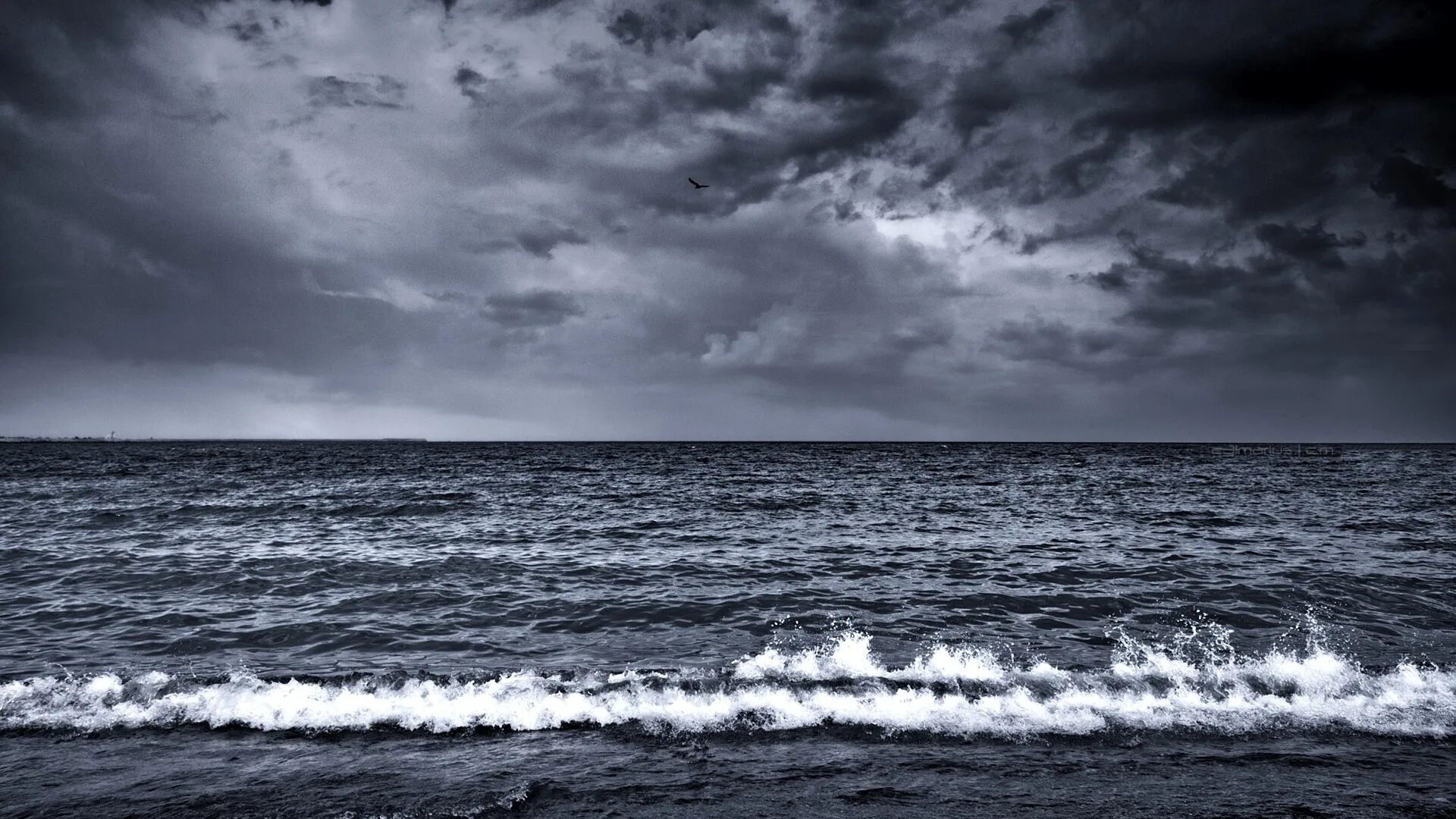 Черно белый океан. Темное море. Море черно белое. Мрачное море. Темный океан.