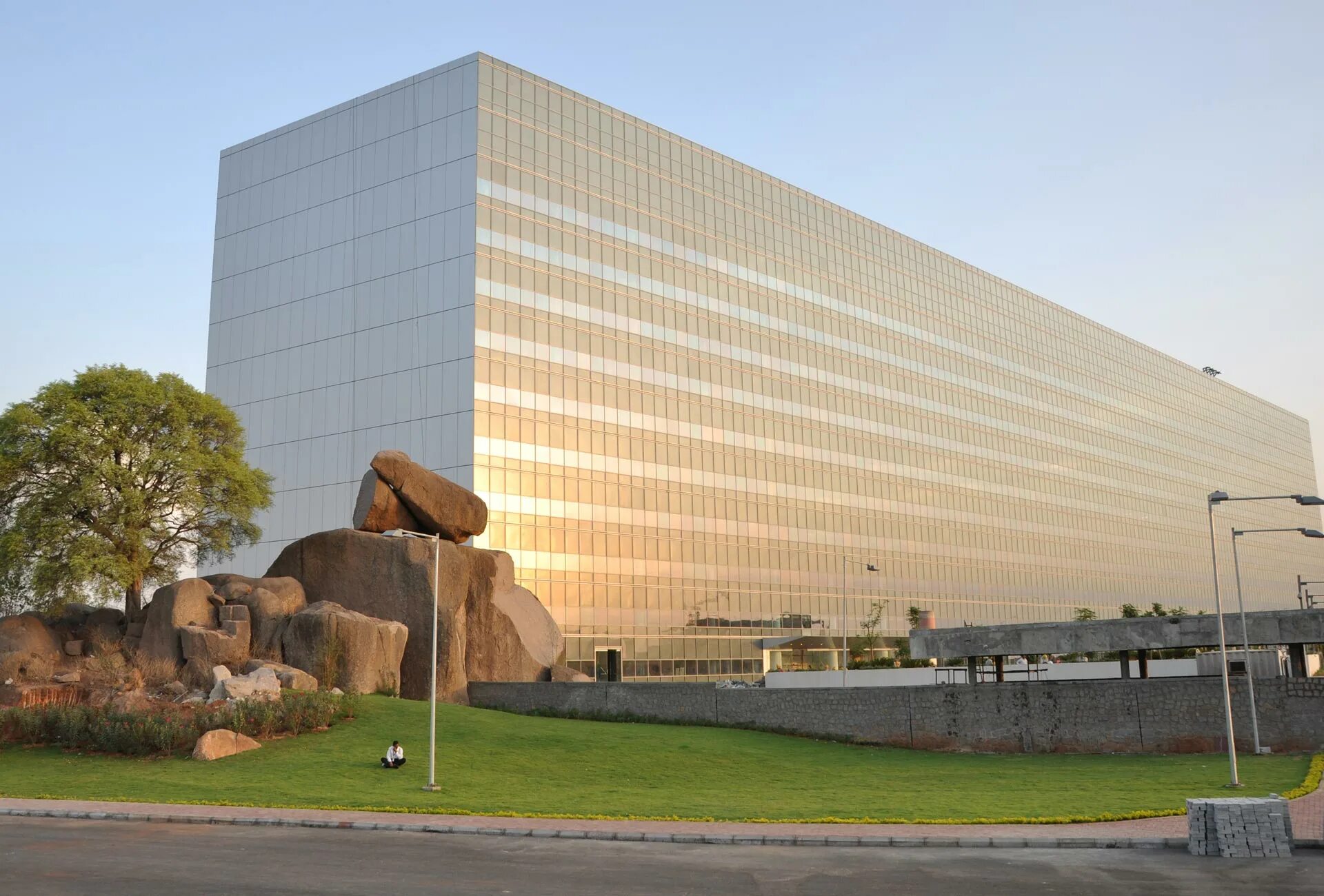 И является крупным научным центром. Научные центры Индии. Инновационные центры в Индии. Офис Apple в Индии. Компьютеры в Индии.