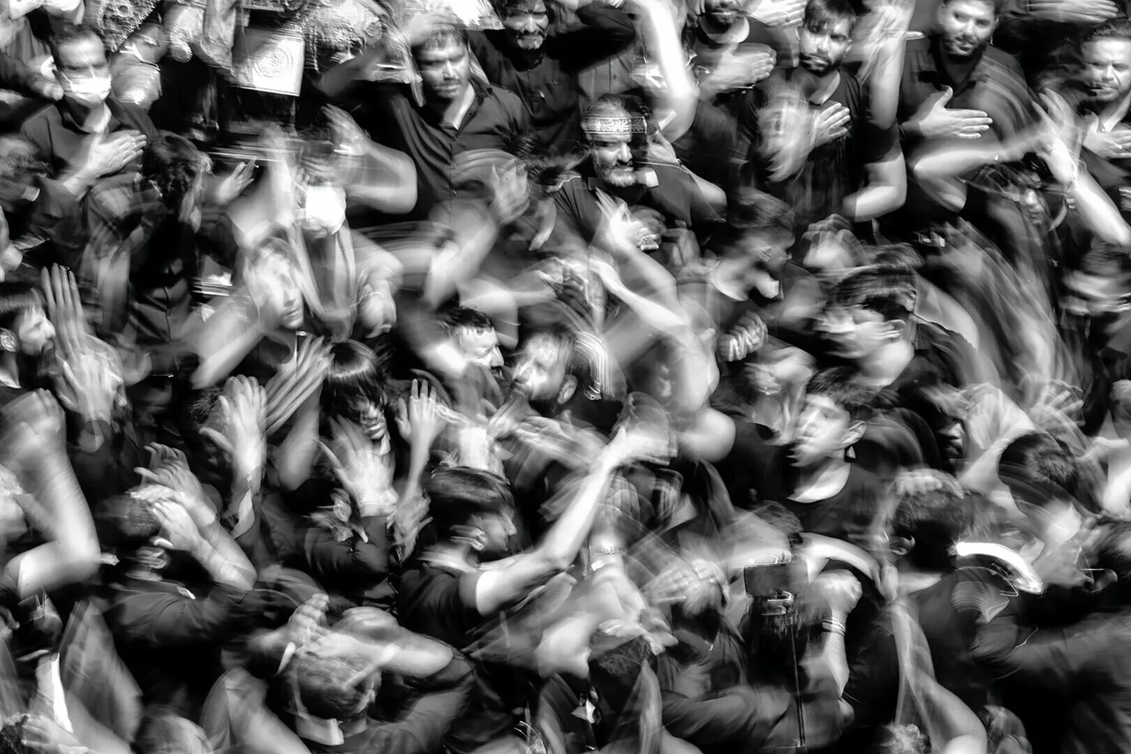 Толпой испанку. Пинчон в толпе. этой темною толпой. как выжить в давке в толпе.