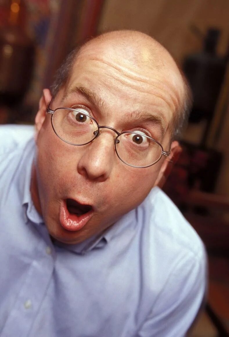 Удивленный глаз. Выпучил глаза ким гудман. Лицо с выпученными глазами. Парень свыпучеными глазами. Большие глаза.