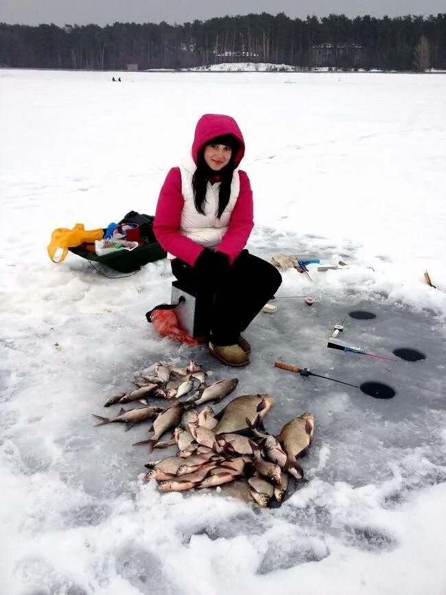 Зим рыбалка на водохранилище. Вазузское водохранилище рыбалка. зимняя рыбалка на яузском водохранилище. девушки на зимней рыбалке. девушки зимой на рыбалке.