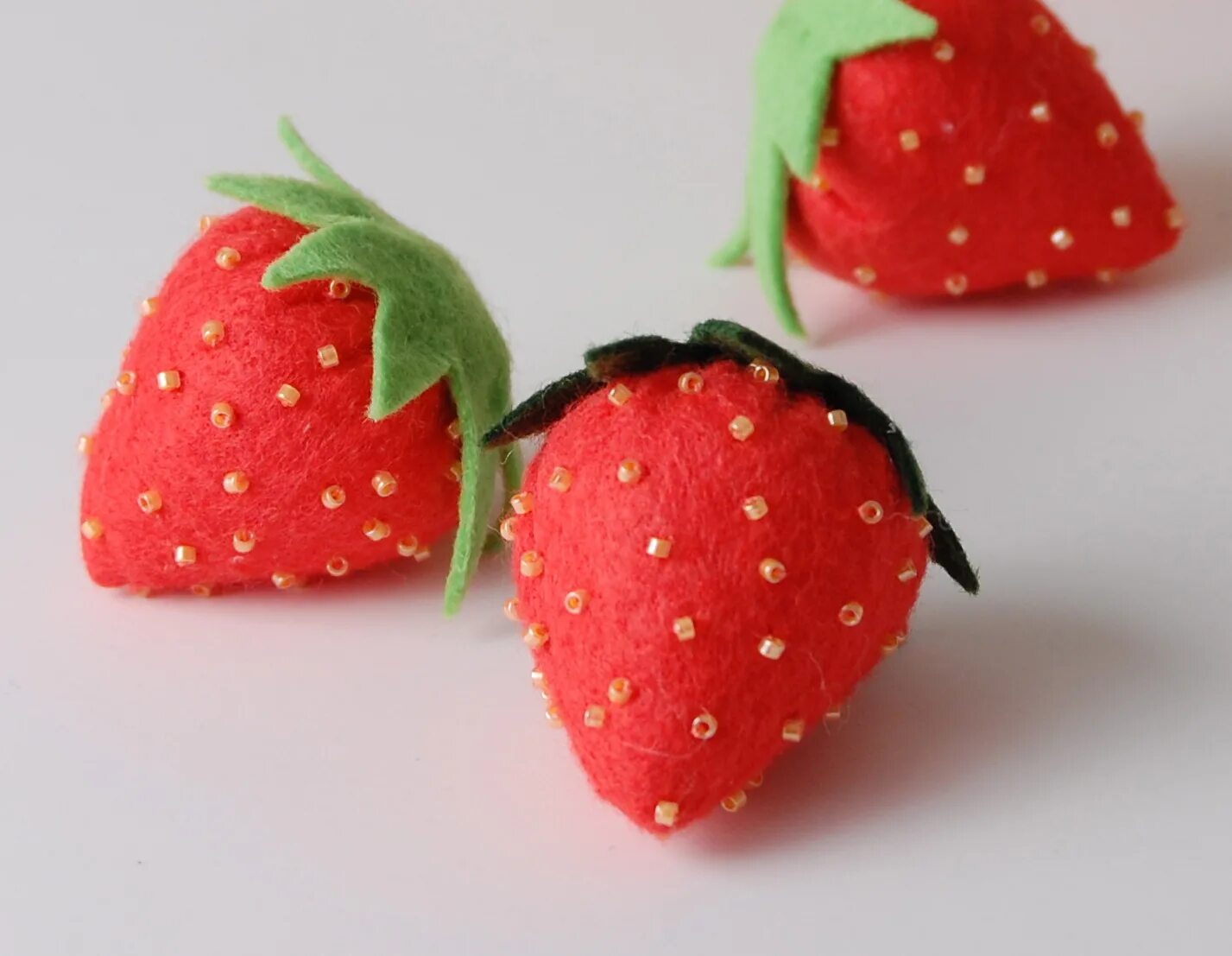 Как сделать ягоды. Полимерная глина браслет. Как сделать ягоды. Поделка ягоды. Искусственные ягоды для декора.