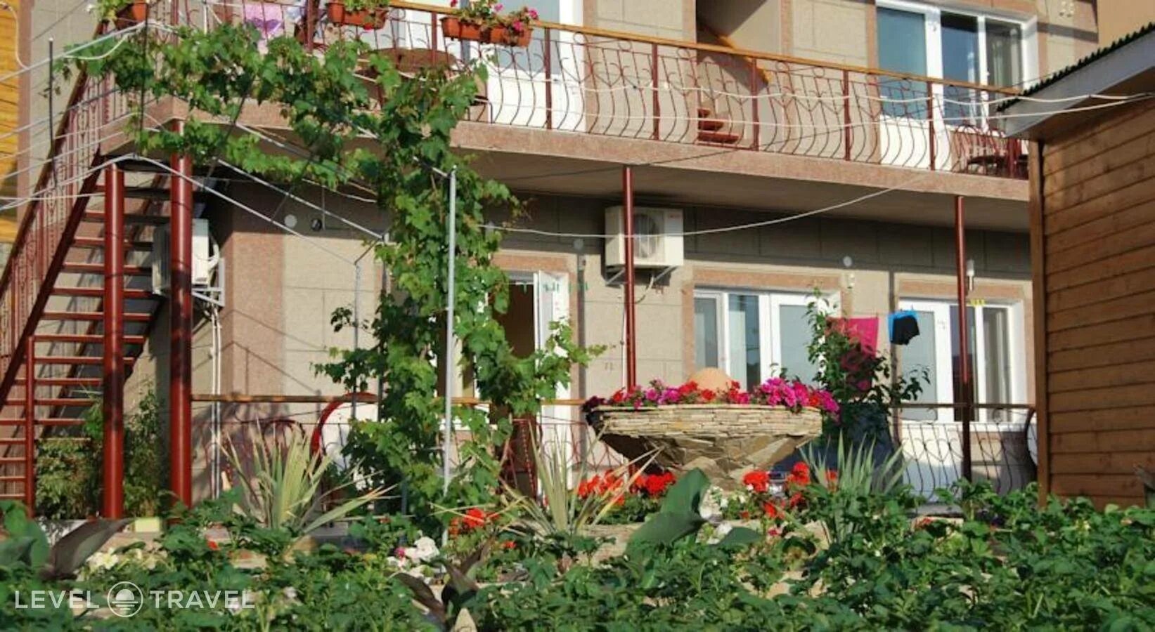 Судак мичурина 4. Особняк в судаке. Судак звездный переулок 1. Судак переулок. Судак переулок.