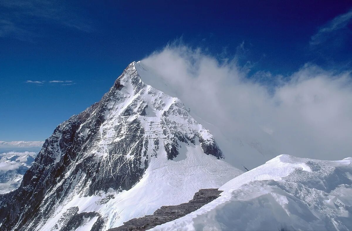 Higher mountains. Нуптзе гора. 8848 Метров гора. Ветер на Эвересте. Лавина Эверест вершина.