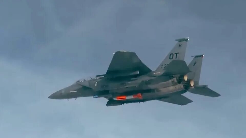 B 52 во вьетнаме. B61-12. Боеголовка b61-12. Б бомбила. Бомбардировщик в небе.
