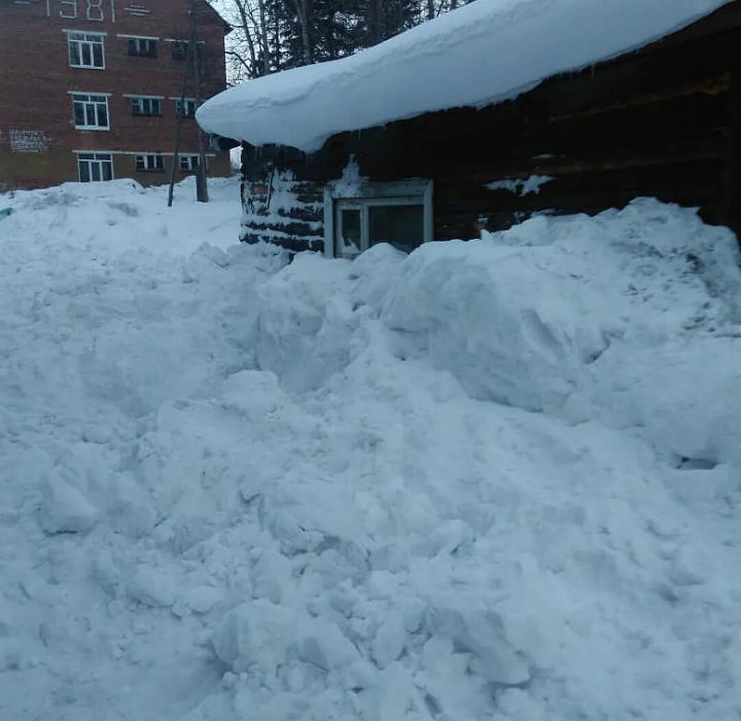 Заваленные снегом дома. Дом заваленный снегом. Сугроб у дома. Завалило снегом. Деревню завалило снегом.