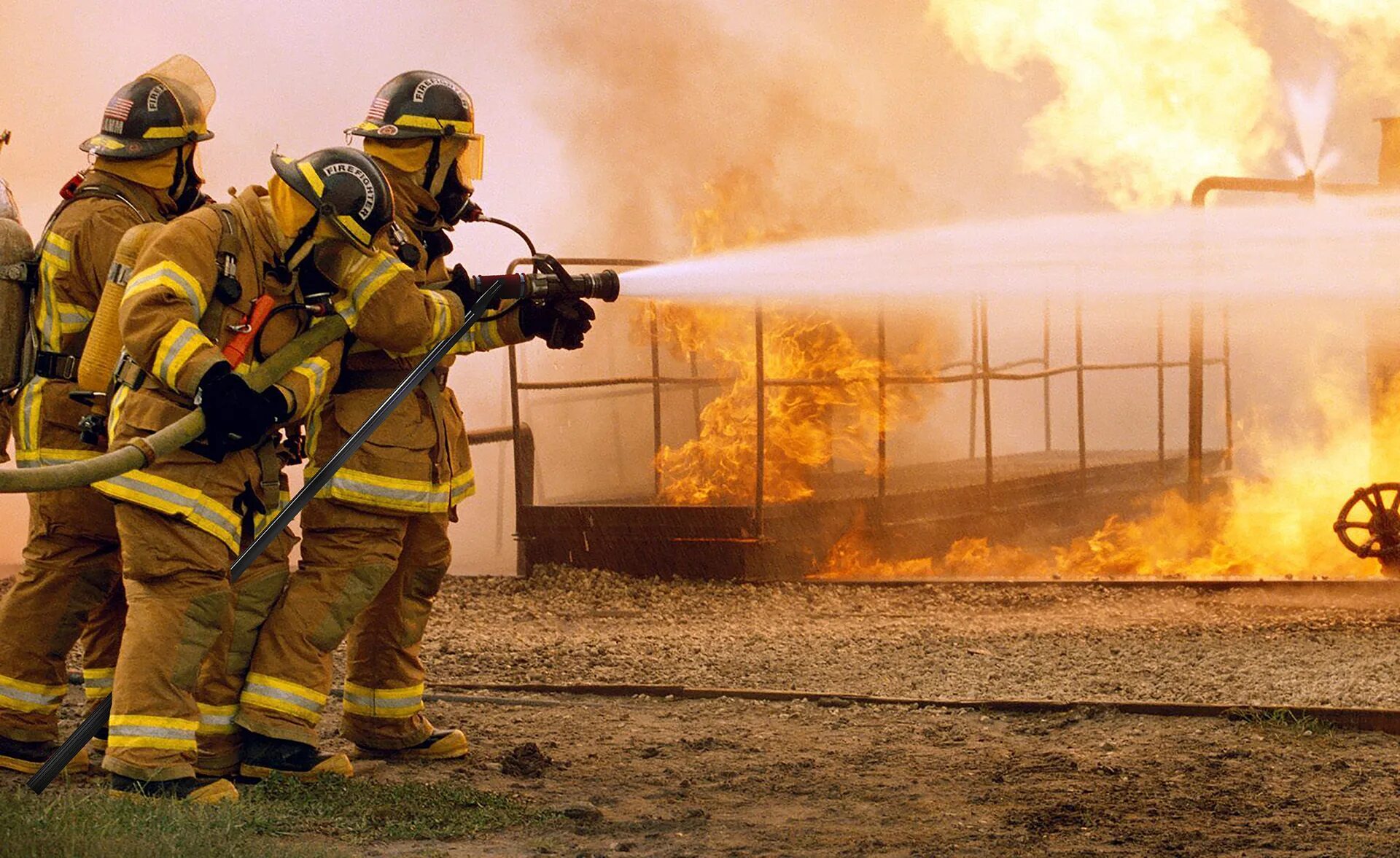 Сайт пожарной охраны. Тушение пожара. Пожарная охрана. Пожарный в огне. Пожарные тушат пожар.