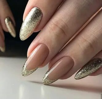 Миндалевидный маникюр с блестками