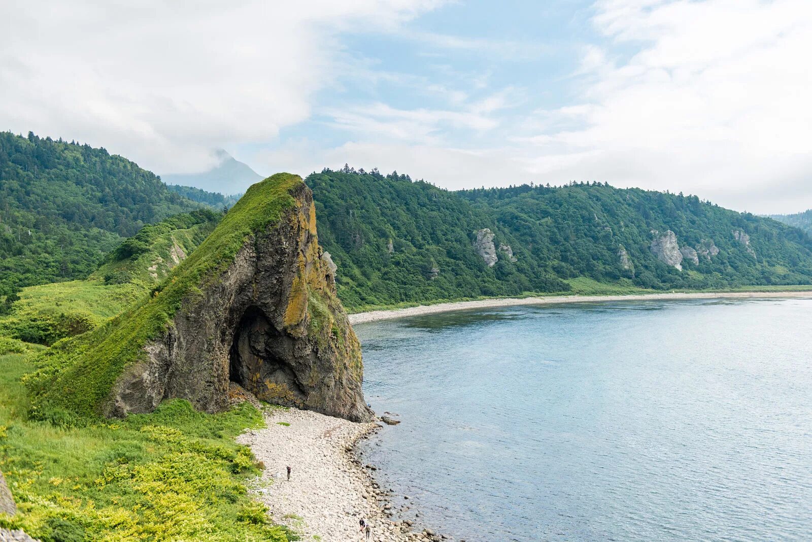 Кулеба курил. Курилы остров Кунашир. Остров Кунашир природа. Сахалин остров Кунашир. Остров Итуруп Курильские острова.