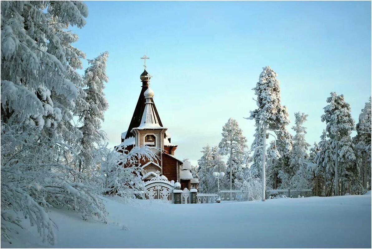 Православного зимнего доброго утра. Храм зимой. Деревянная Церковь зимой. Зимний пейзаж с храмом. Церковь в зимнем лесу.