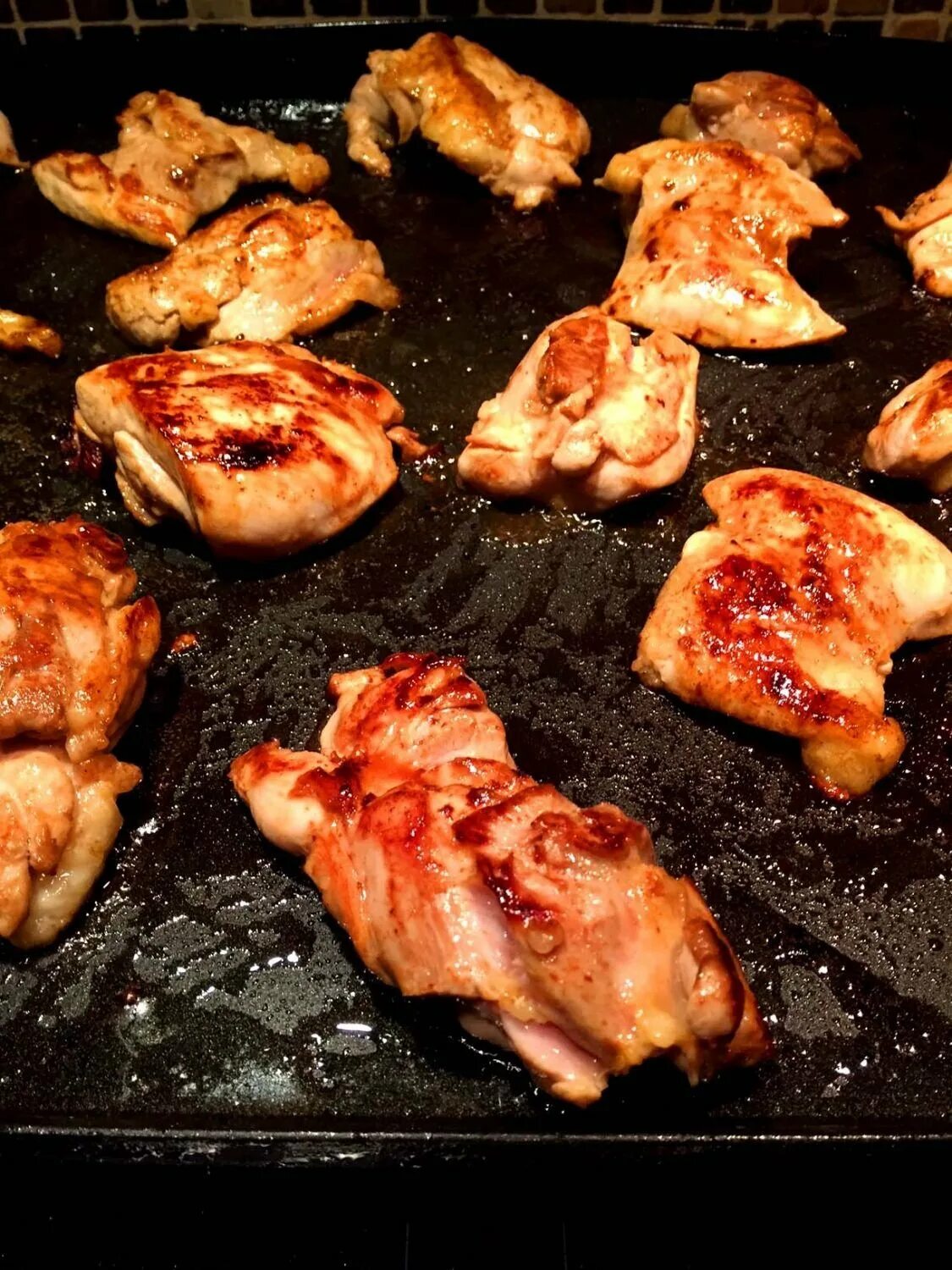 Куриные бёдрышки на сковороде. Жареные куриные бедра на сковороде. Бедрышки без кости на сковороде. Бедрышки без кости на сковороде. Филе бедра куриного.
