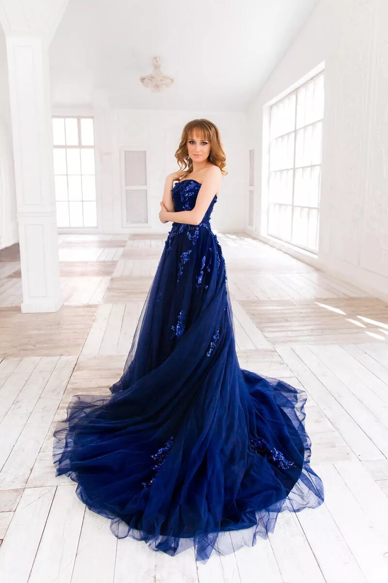Синее платье со. Синее вечернее платье. Платье со шлейфом. Гипюровое платье со шлейфом. Гипюровые платья на выпускной.