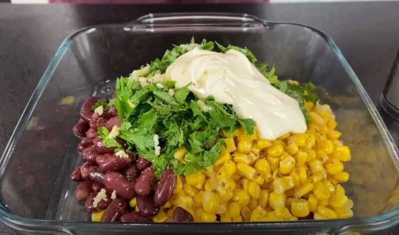 Салат из фасоли кукурузы огурцов. Салат с белой фасолью и кукурузой. салат фасоль кукуруза огурец. салат из фасоли кукурузы и горошка. салат кукуруза горошек сухарики.