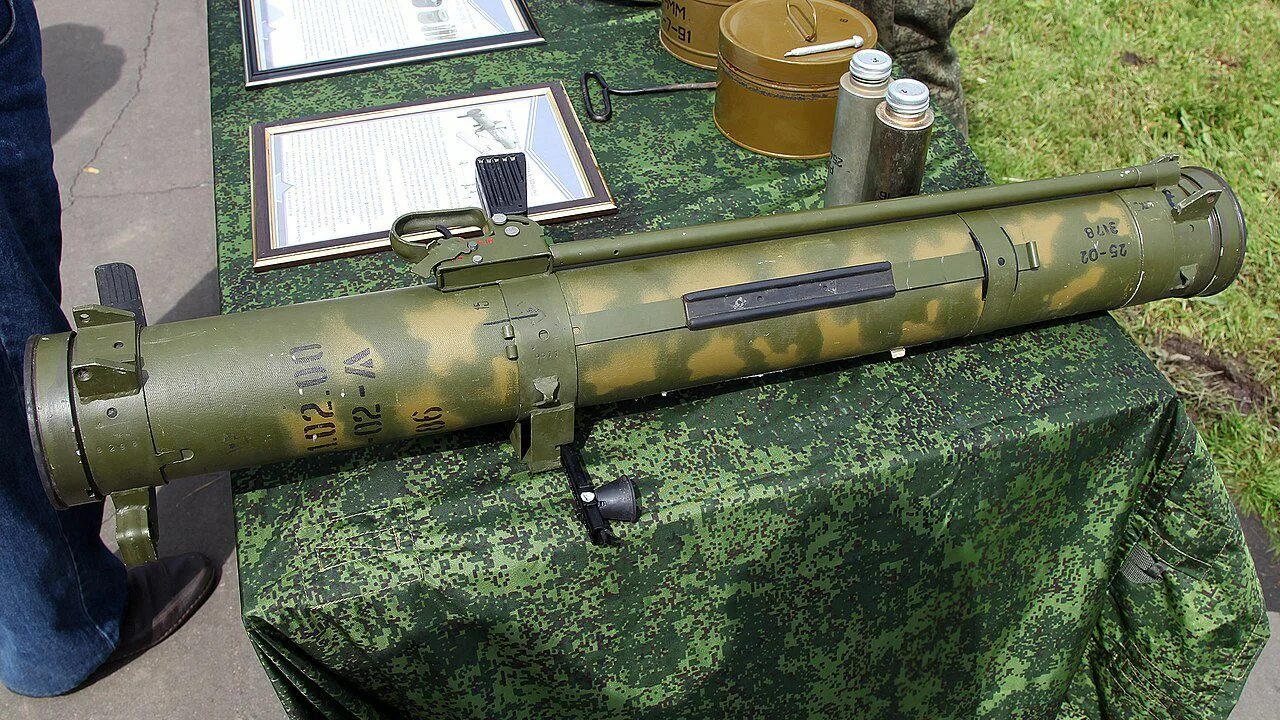 Гранатомет шмель. Гранатомет шмель. Термобарический боеприпас шмель. Рпг-26 и про шмель. Реактивный пехотный огнемет рпо-а «шмель».
