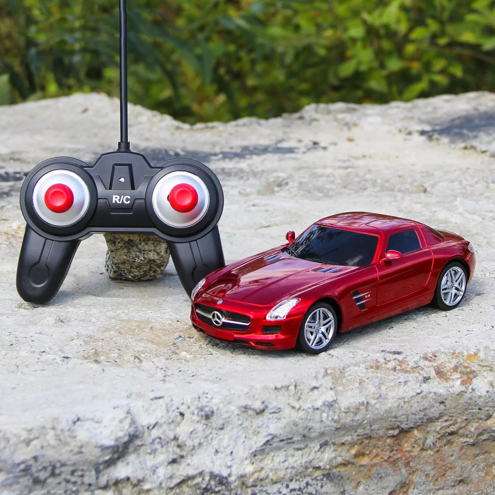 маленькая железная машинка на радиоуправлении. радиоуправляемая микромашина в банке. багги wl toys wl 1240 на пульте управления быстрая. миниатюрная радиоуправляемая машинка. бирюзовая машинка радиоуправляемая.