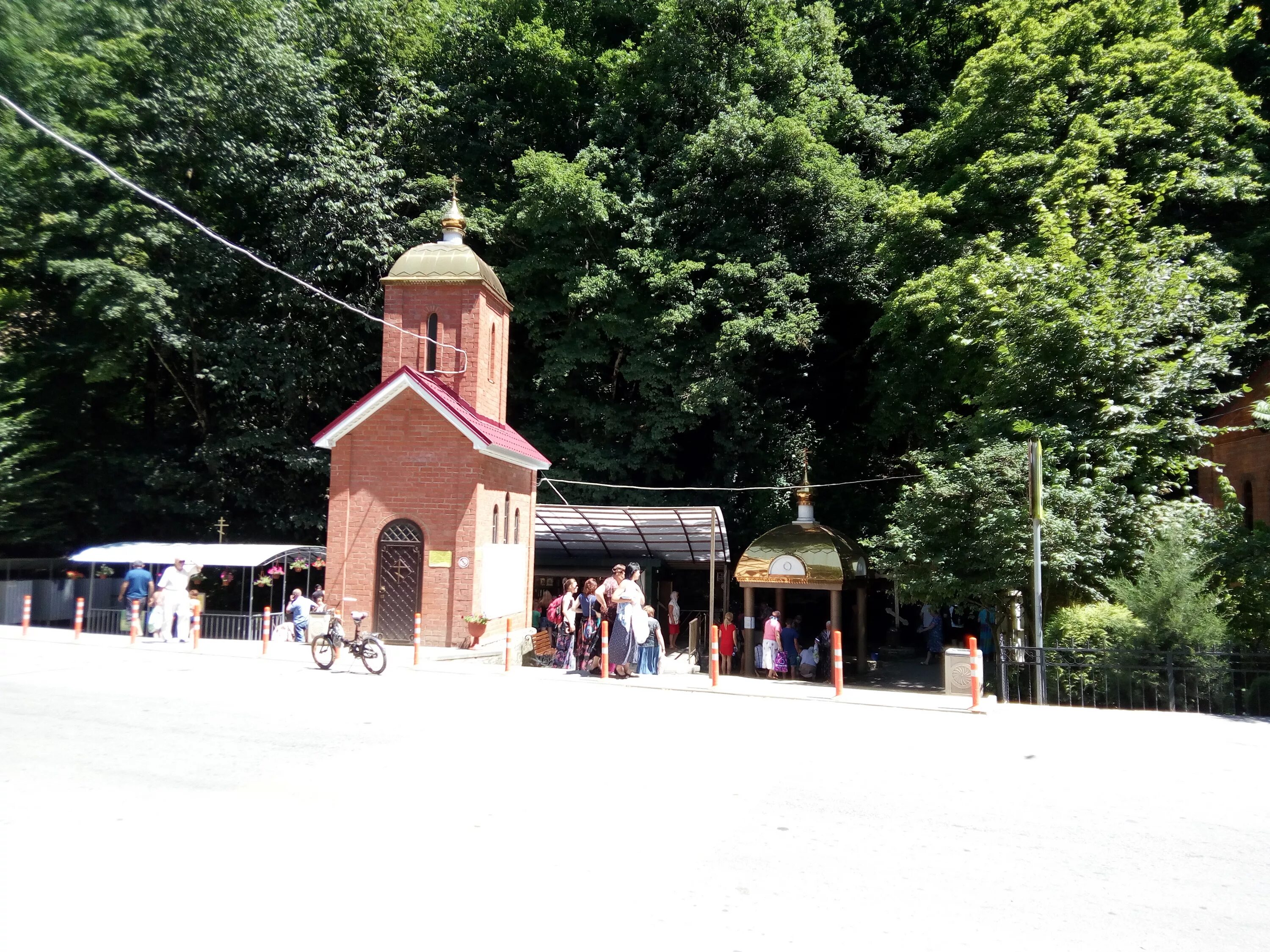 Неберджай краснодарский край. Храм святая ручка краснодарский край. Купель неберджай. Святая ручка православный комплекс неберджай. Анапа святые источники неберджай.