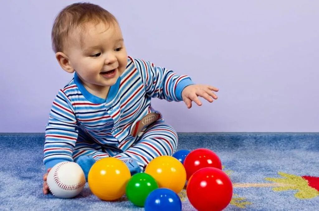 Ребенок второго года жизни. Мячики для детей. Ранний детский Возраст. Игра с мячиками для малышей. Дети до 2 лет.
