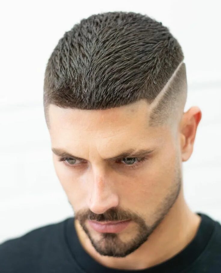 Помпадур барбер. Короткая стрижка с пробором мужская. Мужская стрижка с выбритым пробором. Фейд полубокс с пробором. Короткая стрижка с пробором мужская.