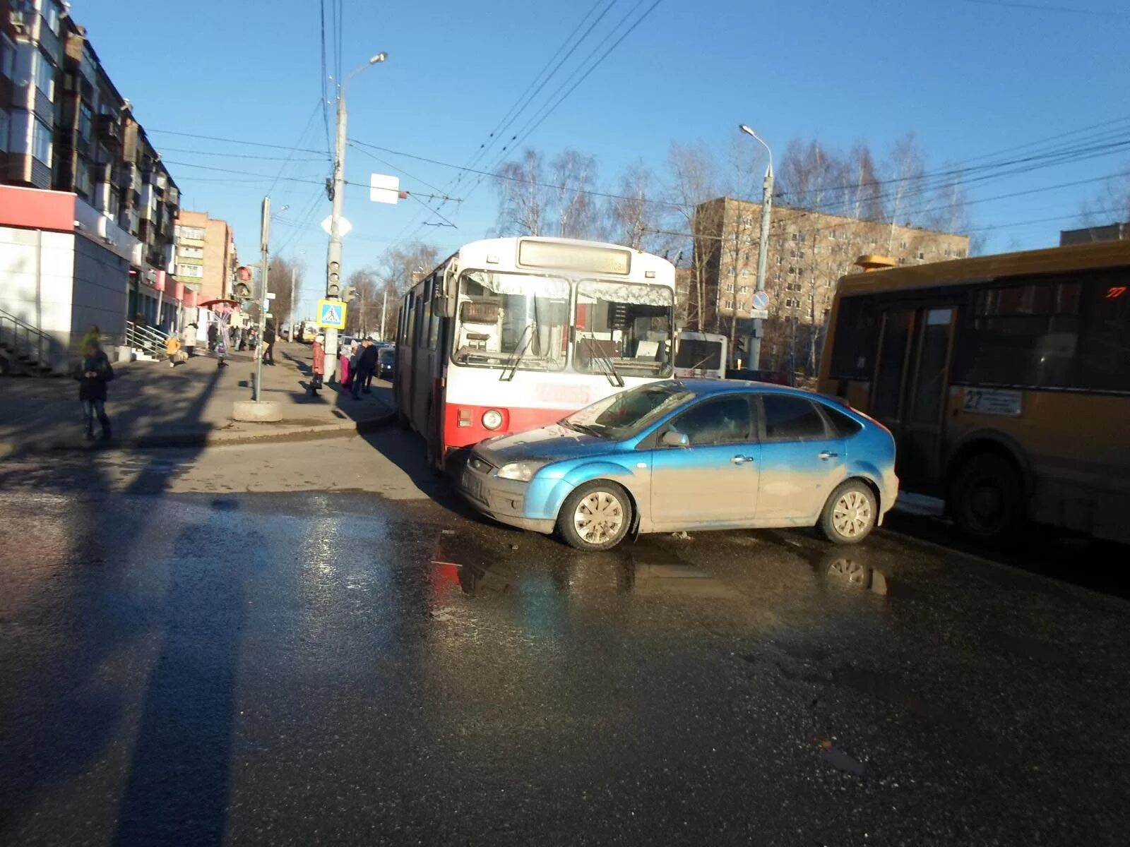 Происшествия в ижевске сегодня. Троллейбус Ижевск аварии. Легковушка троллейбус.