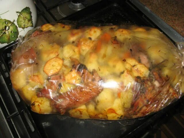 Курица в духовке в рукаве для запекания. Курица с грибами и картошкой в рукаве. Курица с грибами и картошкой в рукаве. Крылья куриные с картошкой и грибами в рукаве. Курица с картошкой в рукаве.