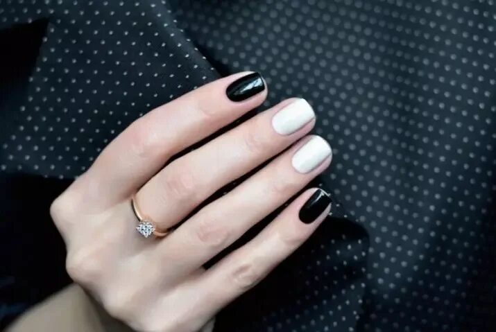 Френч маникюр на короткие квадратные. 2 коротких ногтях. Стильный маникюр. Шеллак двухцветный. Разноцветный маникюр на коротких ногтях.