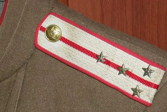 Как закрепить погоны на китель. Правильно пришить погоны на китель полиции. Погоны на рубашке. Как закрепить погоны на китель. Крепление погон к рубашке.