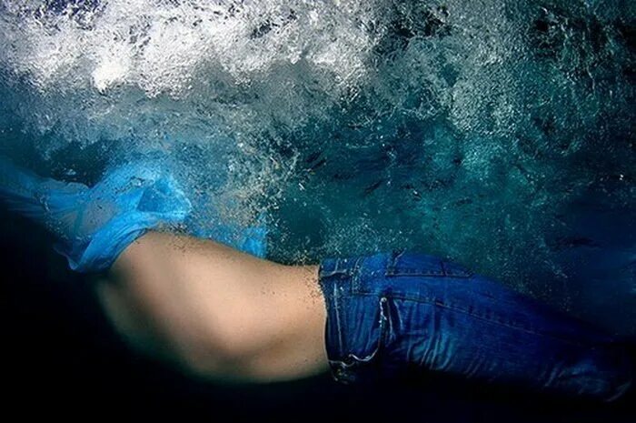 Девушка под водой. Связанная русалка. Связанная девушка в воде. Связанная девушка в воде. Девушки в трусах под водой.