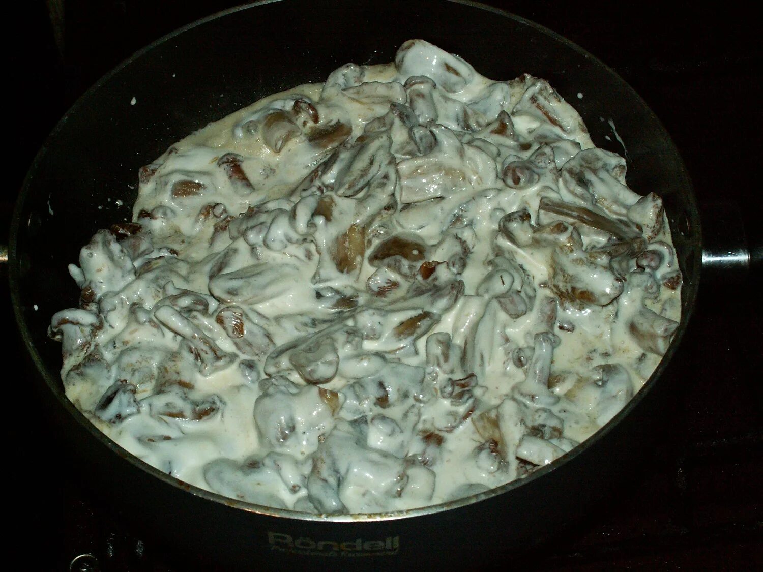 грибы обжаренные в сметане. грибы в сметане на сковороде рецепт. мясо с грибами в сливочном соусе. мачанка с грибами. грибы со сметаной и луком.