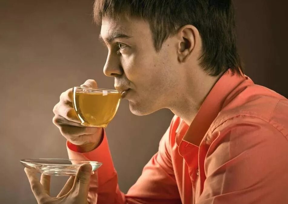 Пью чай. Мужчина пьет чай. Мужчина с чаем. Человек пьющий чай. Make him drink