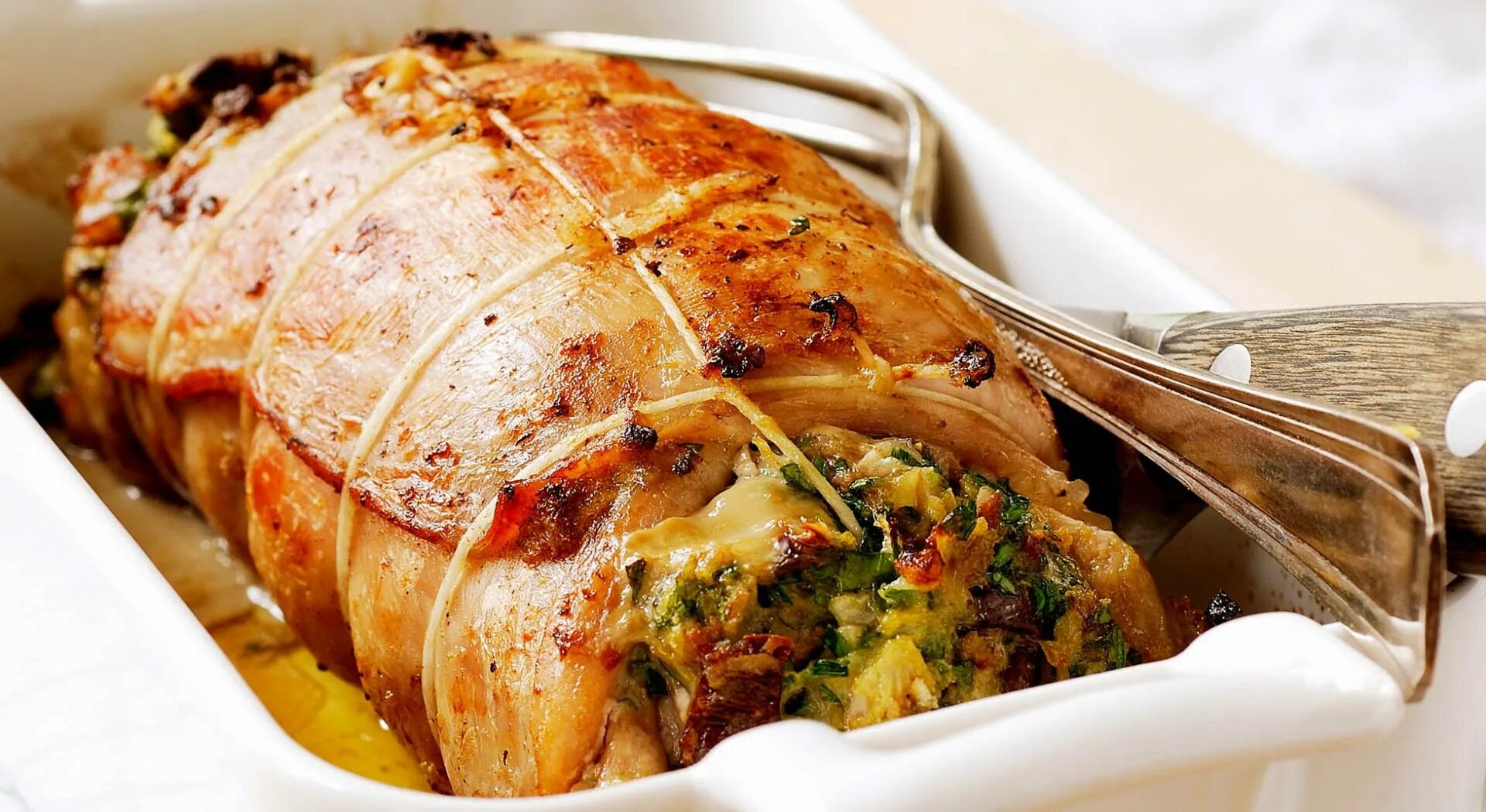 Кролик с овощами в духовке. Как запечь кролика в духовке целиком. Мясо кролика приготовленное. Кролик запеченный в духовке целиком. Кролик запеченный в духовке целиком.