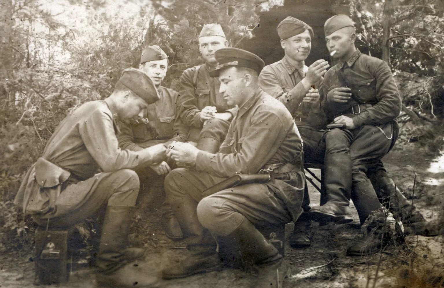 Солдаты их было трое. Солдаты на привале. Бойцы на привале. Солдаты на отдыхе.