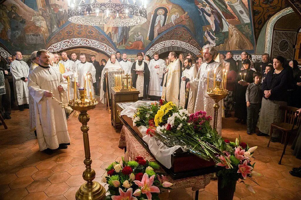 Православные хоронят в воскресенье. Отпевание в православном храме. Отпевание священника чинопоследование. Отпевание митрополита Антония Сурожского.