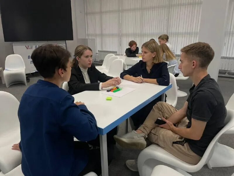 команда бизнес проекта. проектный офис. агу проектный офис инфраструктуры. менеджмент. офис с сотрудниками.