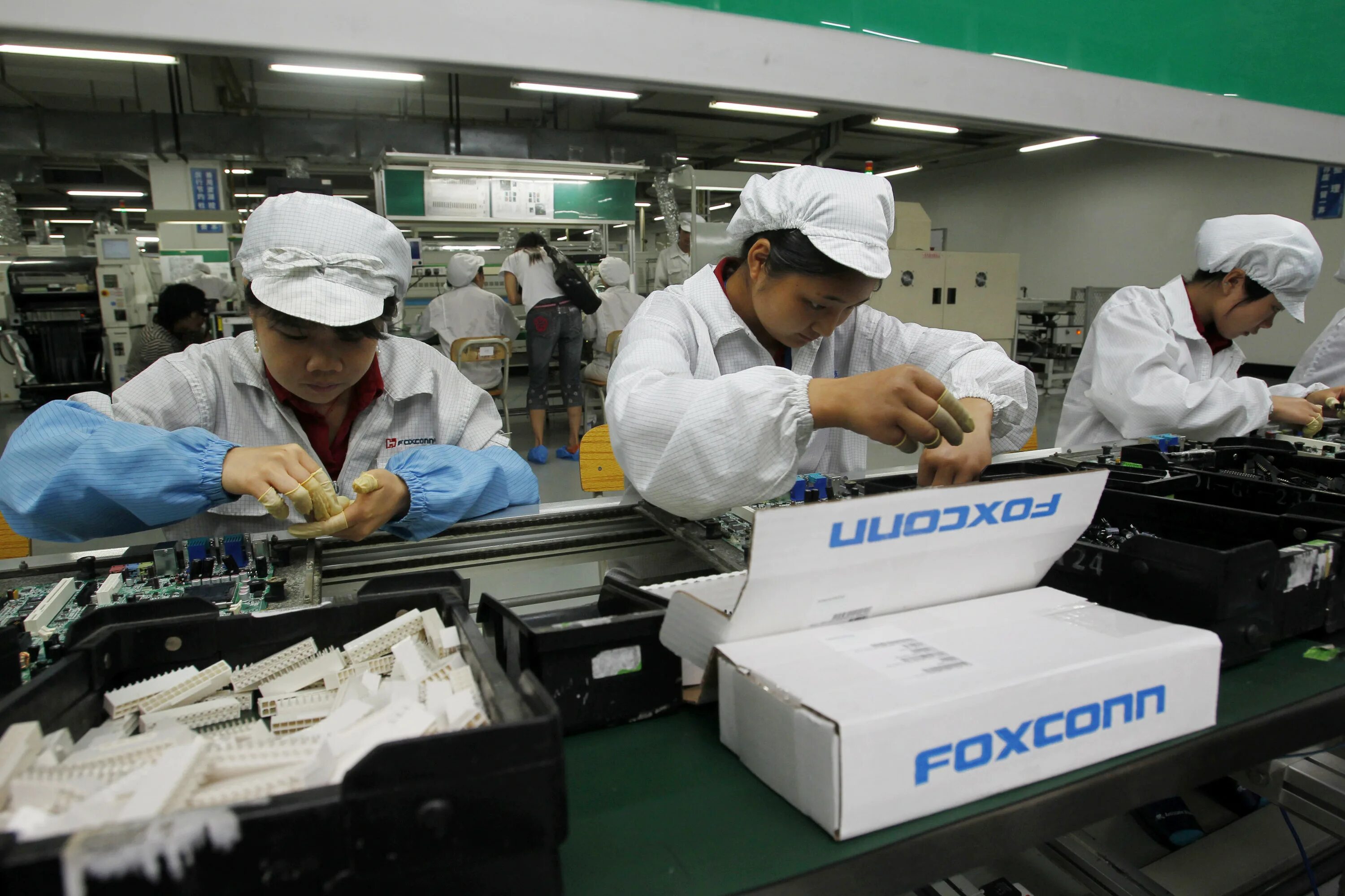 Где собирают телефоны. Фабрика Фоксконн Китай. Фабрика Foxconn в Китае. Завод тайваньской фирмы Foxconn. Завод Apple в Китае Foxconn.