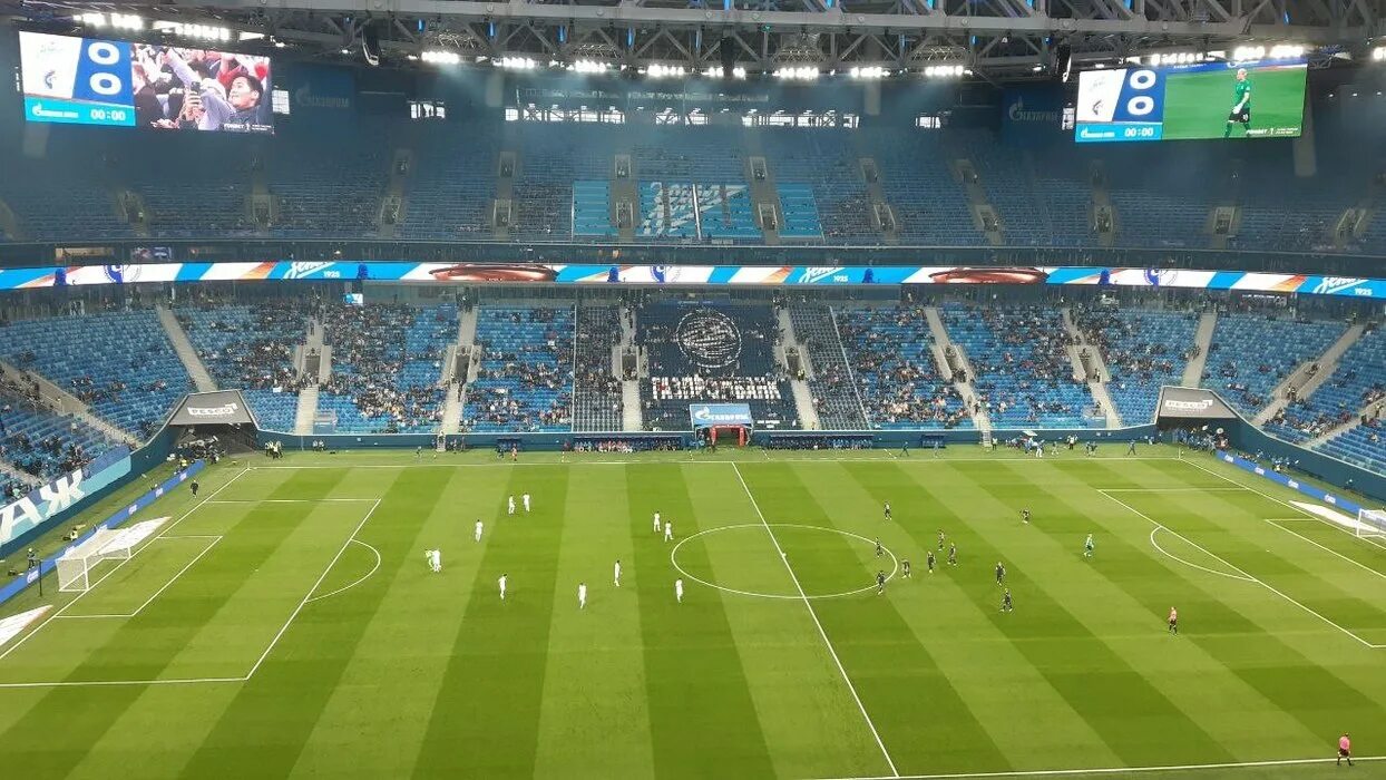 Матчи зенит 2024 купить билеты. Зенит трибуна 2022. Стадион Зенит 2017. На футбольном стадионе.