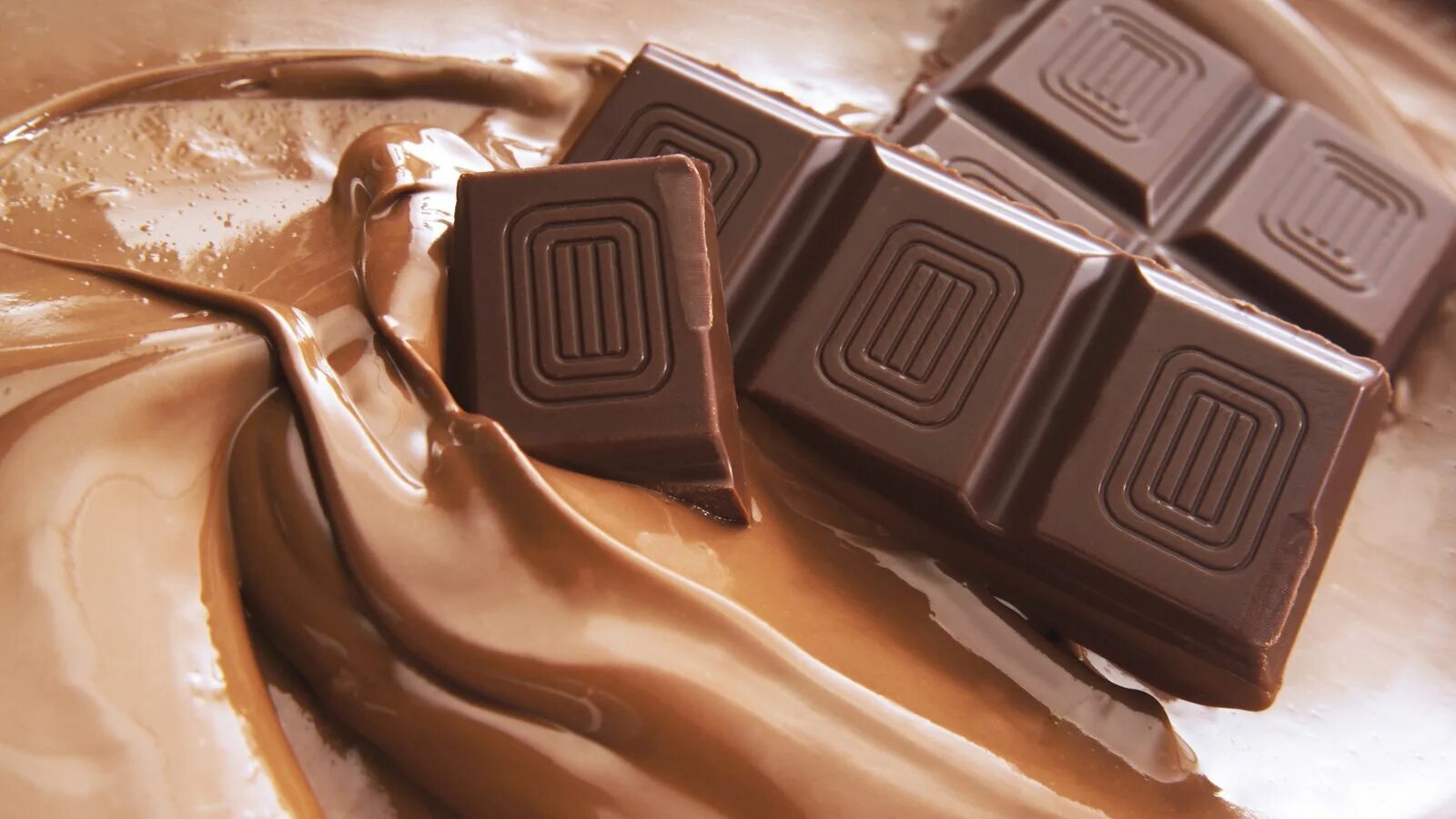 Почему шоколад тает в руках. Тающая плитка шоколада. Шоколад тает. Жидкий шоколад. Растаявший шоколад.