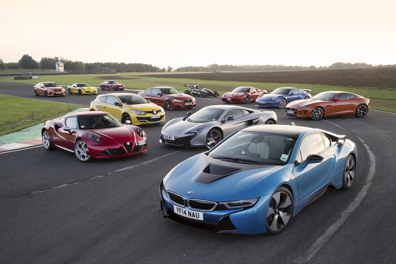 Бугатти вейрон 2023. Bugatti veyron 2022. Какая сейчас популярная машина. Бмв i4 2021. Какая сейчас популярная машина.