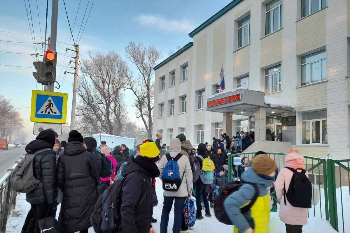 Минирование школ сегодня. В Хабаровске заминировали школы. Минирование школ Хабаровск. Эвакуация школ Хабаровск. Школа 16 Хабаровск.