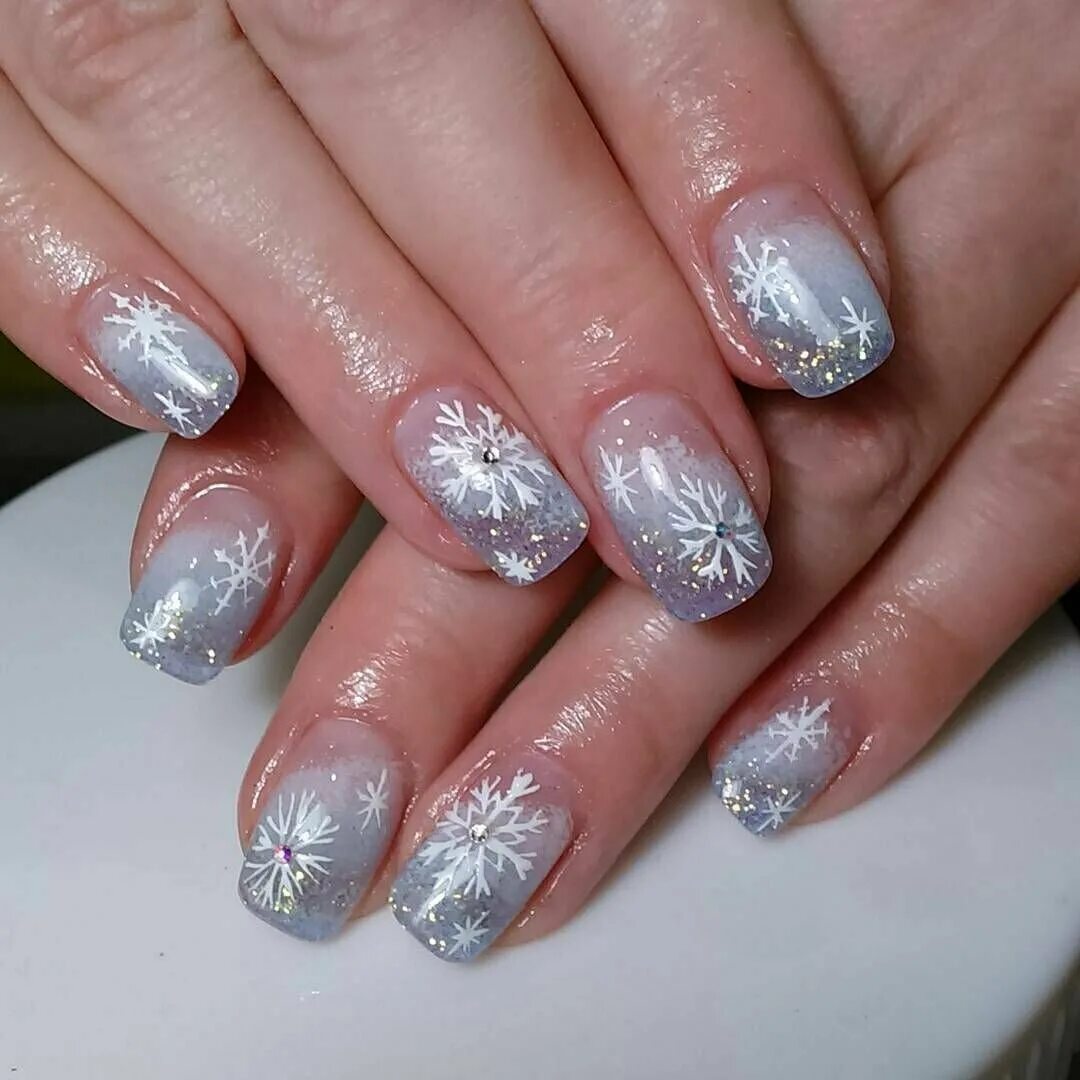 Новогодний дизайн ногтей. Маникюр юрна новый год. Зимний маникюр. Красивый зимний маникюр. Маникюр зима.