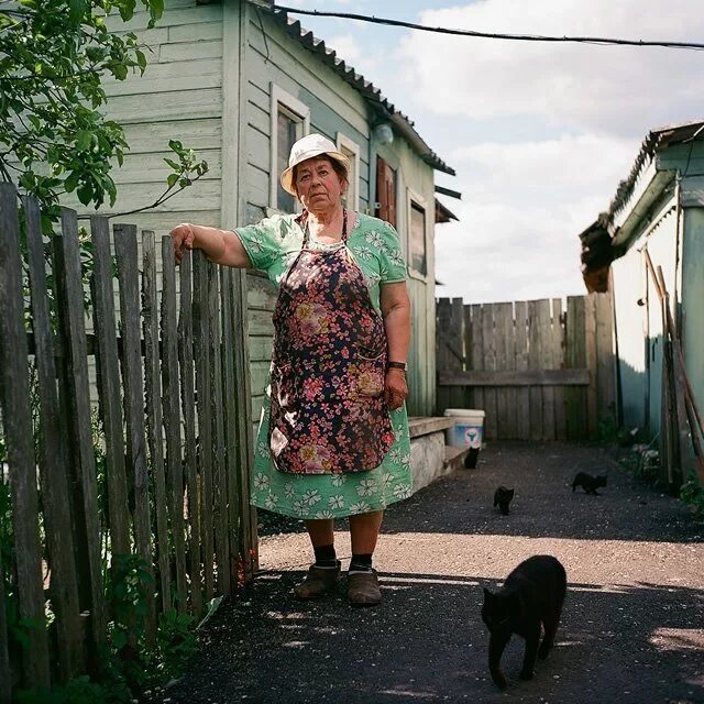 Видео деревенские женщина. Жители русской деревни. Старая деревенская женщина. Пожилые Деревенские женщины. Женщины из сельской глубинки.