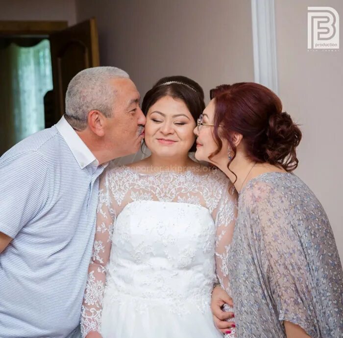 4 дочери выходят замуж за разных. Тахир садыков дочь замуж. семейное фото исхака масалиева. абсамат масалиев семья. дочь замужем рапе.