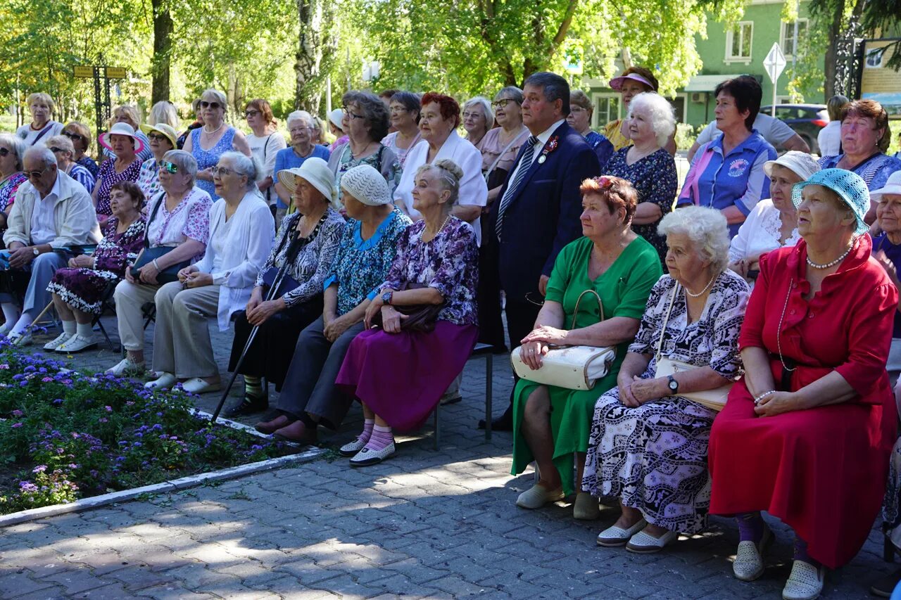 Пенсионеры фото. Молодая пенсионерка. С днем пенсионера. Пенсионеры радость.