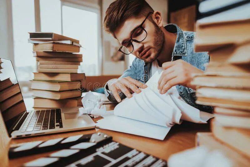 Разбираюсь в документации. Разбираюсь в документации. Разбираюсь в документации. Бизнесмен с документами. Девушка с папкой документов.