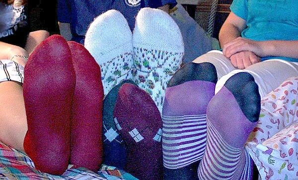 Вонючие носочки женские. Потные женские носки. Грязные женские носки.