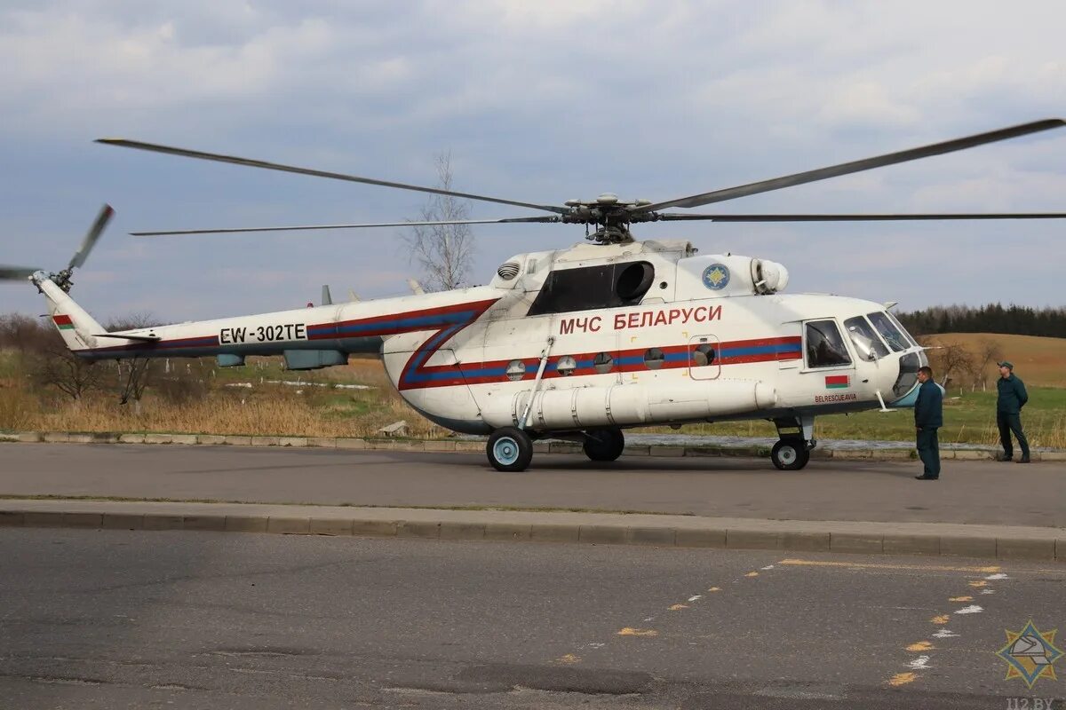 Ми-8 мчс беларуси. Черно белый вертолет летит на абинском 2024. Летают вертолеты минск. Спасательный полет. Летают вертолеты минск.