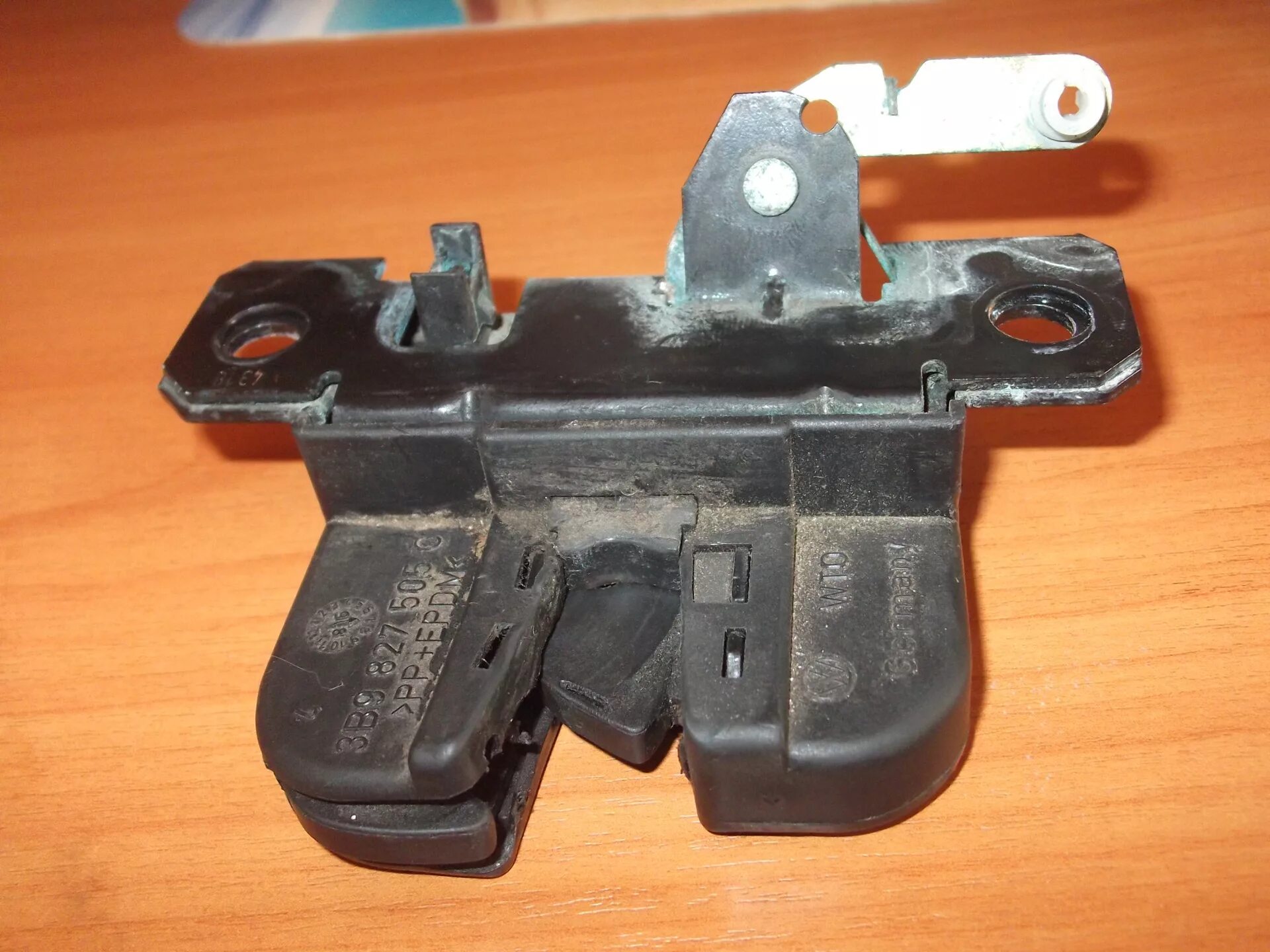 Замок багажника универсал volkswagen b4. Замок багажника пассат б3 универсал артикул. Замок крышки багажника пассат. Замок багажника vw passat b5 универсал. Замок крышки багажника пассат б3.